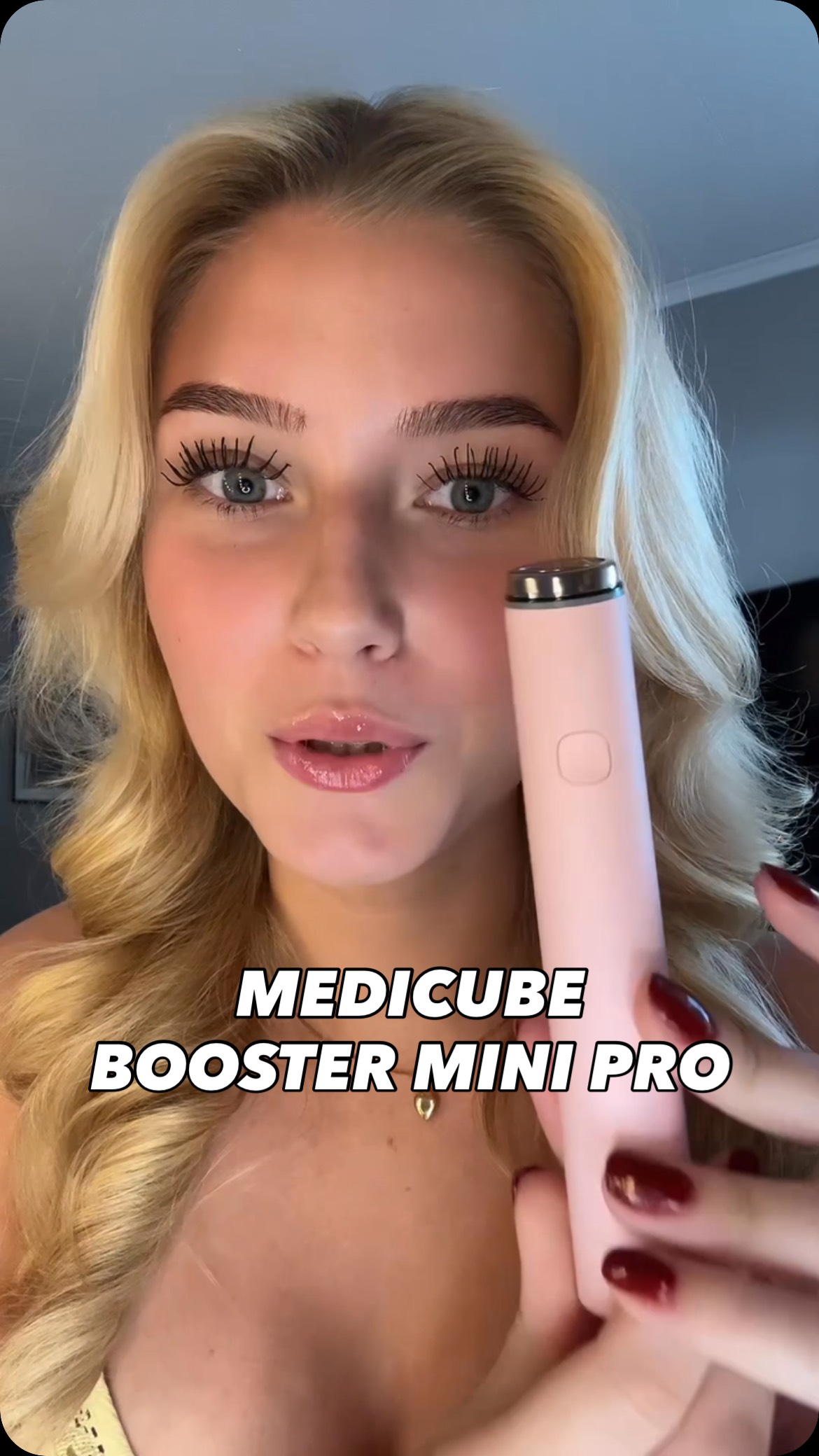 Annons i samarbete med @emeliesandstrooom 
Hur får man glowigt smink? ✨
Det börjar med den perfekte hudvårdsrutinen – som ger en strålande bas.💖 
Optimera din glow med Booster Pro Mini från Medicube - den hjälper dina produkter att absorberas djupare i huden för maximal effekt. Få sommarens finaste glow!☀️

#surisuri #kbeauty #glassskin #sommar #glowigtsmink #grwm #medicube #boosterpromini